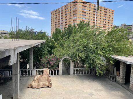 6 otaqlı həyət evi/bağ evi - Bakıxanov q. - 560 m²