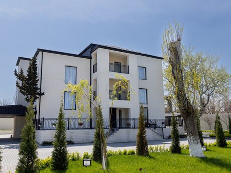 10 otaqlı həyət evi/bağ evi - Novxanı q. - 655 m²