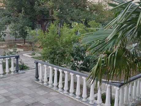 7 otaqlı həyət evi/bağ evi - Novxanı q. - 500 m²