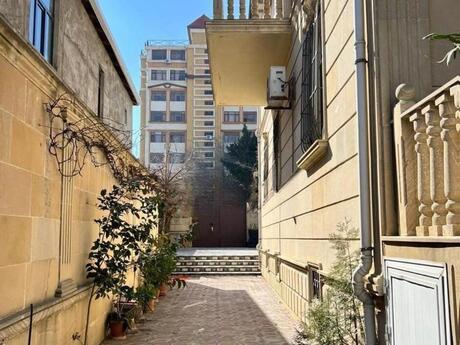 9 otaqlı həyət evi/bağ evi - Nəsimi m. - 318 m²