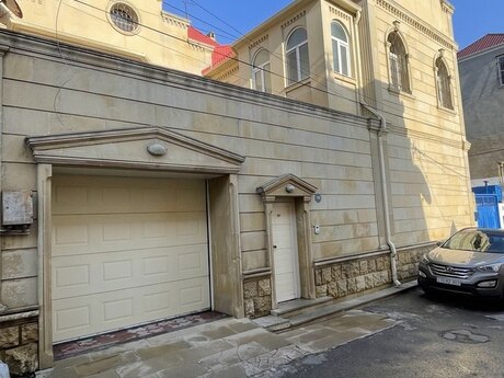 6 otaqlı həyət evi/bağ evi - İnşaatçılar m. - 370 m²