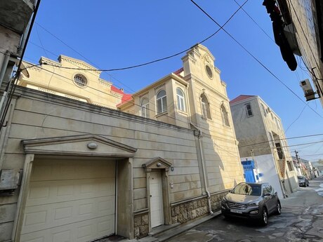 6 otaqlı həyət evi/bağ evi - İnşaatçılar m. - 370 m²