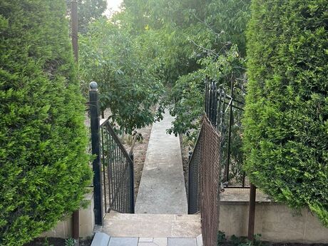 7 otaqlı həyət evi/bağ evi - Novxanı q. - 400 m²