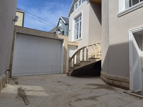 6 otaqlı həyət evi/bağ evi - Binəqədi q. - 180 m²