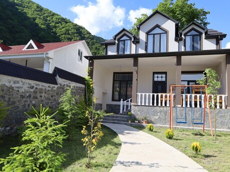 7 otaqlı həyət evi/bağ evi - Qax - 120 m²