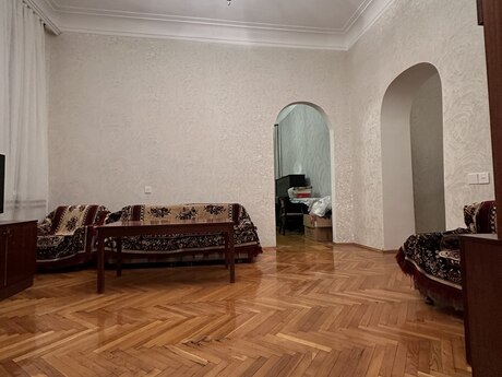3 otaqlı köhnə tikili - Elmlər Akademiyası m. - 90 m²