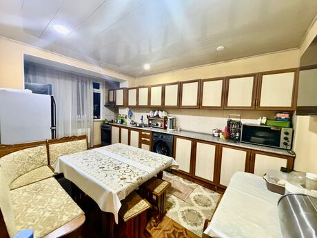 3 otaqlı köhnə tikili - 8 Noyabr m. - 95 m²