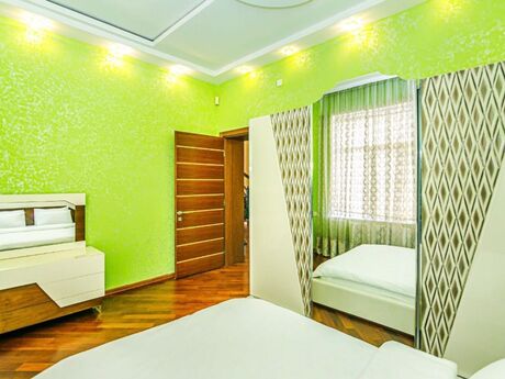 8 otaqlı həyət evi/bağ evi - Səbail r. - 750 m²