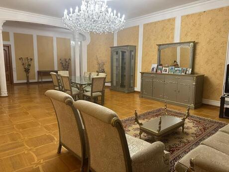 4 otaqlı mənzil, 200 m², 28 May: 550 000 ₼ 2