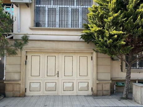 4 otaqlı həyət evi/bağ evi - Bakıxanov q. - 200 m²