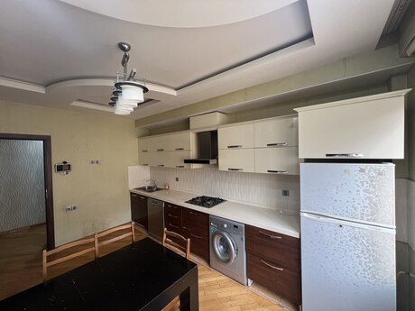 4 otaqlı yeni tikili - İnşaatçılar m. - 130 m²