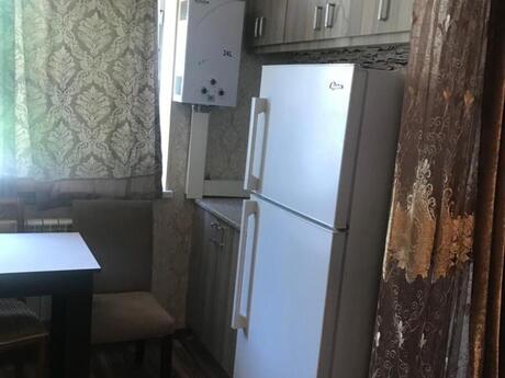 3 otaqlı köhnə tikili - Elmlər Akademiyası m. - 80 m²