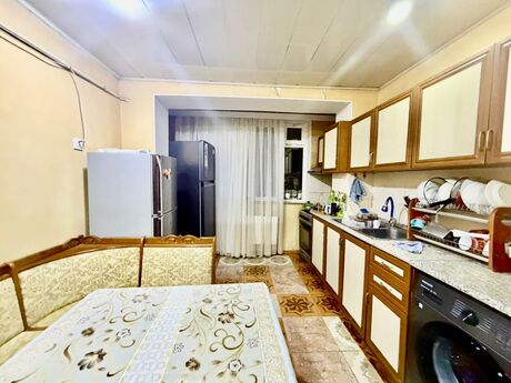 3 otaqlı köhnə tikili - 8 Noyabr m. - 95 m²