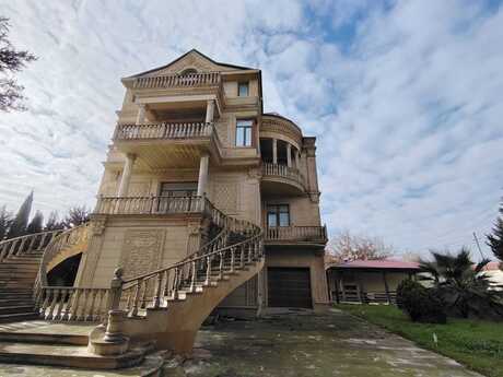 8 otaqlı həyət evi/bağ evi - Buzovna q. - 350 m²