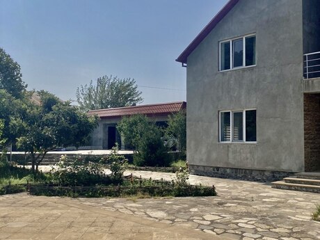 6 otaqlı həyət evi/bağ evi - Qax - 200 m²