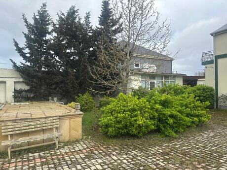 8 otaqlı həyət evi/bağ evi - Novxanı q. - 230 m²