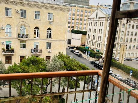 2 otaqlı köhnə tikili - 28 May m. - 70 m²