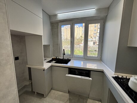4 otaqlı köhnə tikili - Xətai r. - 100 m²