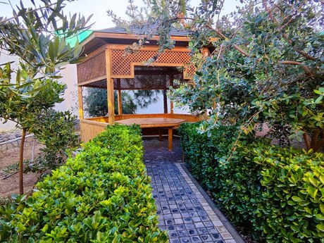 8 otaqlı həyət evi/bağ evi - Şüvəlan q. - 450 m²
