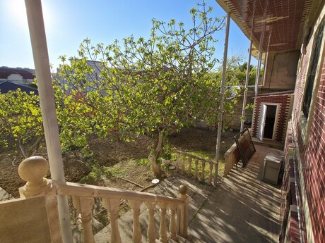 6 otaqlı həyət evi/bağ evi - Bakıxanov q. - 260 m²