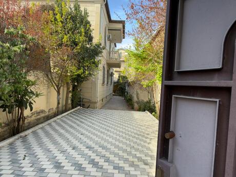 9 otaqlı həyət evi/bağ evi - Nəsimi m. - 350 m²