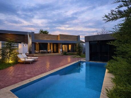 4 otaqlı həyət evi/bağ evi - Şüvəlan q. - 200 m²