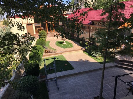 10 otaqlı həyət evi/bağ evi - Qaraçuxur q. - 300 m²