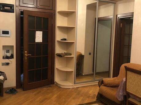 2 otaqlı köhnə tikili - 28 May m. - 70 m²