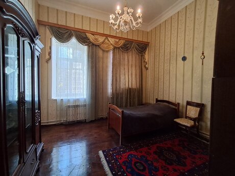 4 otaqlı köhnə tikili - 20-ci sahə q. - 130 m²