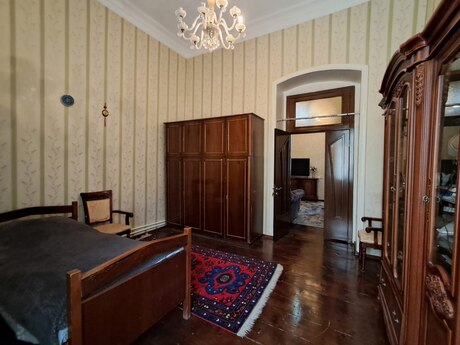 4 otaqlı köhnə tikili - 20-ci sahə q. - 130 m²