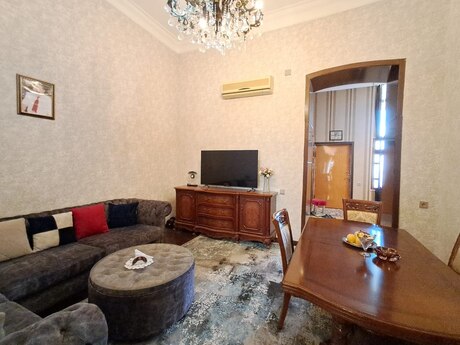 4 otaqlı köhnə tikili - 20-ci sahə q. - 130 m²