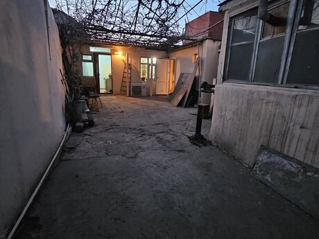 4 otaqlı həyət evi/bağ evi - M.Ə.Rəsulzadə q. - 150 m²