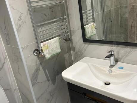 2 otaqlı yeni tikili - İnşaatçılar m. - 52 m²