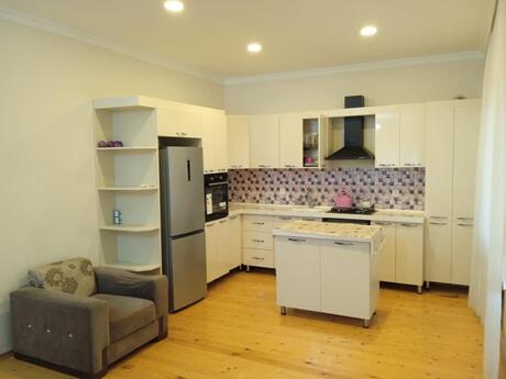 6 otaqlı həyət evi/bağ evi - Novxanı q. - 200 m²