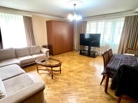 3 otaqlı köhnə tikili - 8 Noyabr m. - 95 m²
