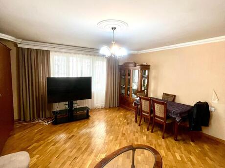 3 otaqlı köhnə tikili - 8 Noyabr m. - 95 m²