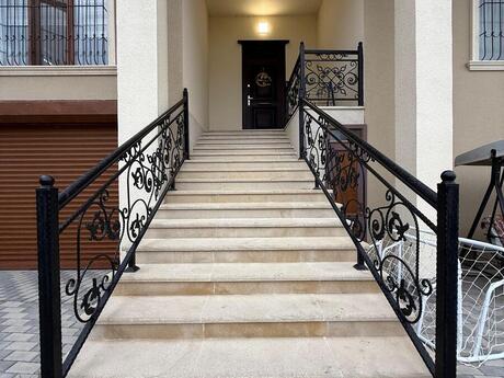 5 otaqlı həyət evi/bağ evi - Novxanı q. - 450 m²