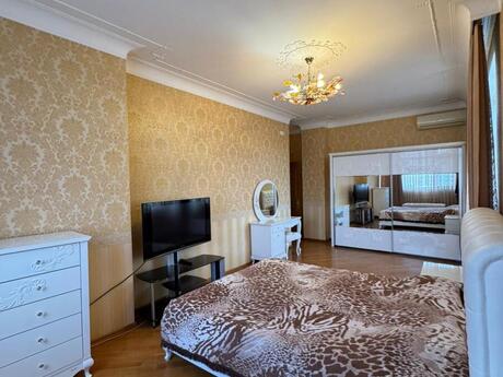 4 otaqlı yeni tikili - 8-ci mikrorayon q. - 166.6 m²