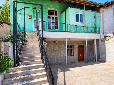 6 otaqlı həyət evi/bağ evi - Əmircan q. - 114 m²