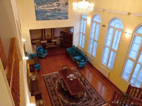 7 otaqlı həyət evi/bağ evi - Mərdəkan q. - 385 m²