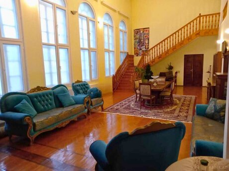 7 otaqlı həyət evi/bağ evi - Mərdəkan q. - 385 m²
