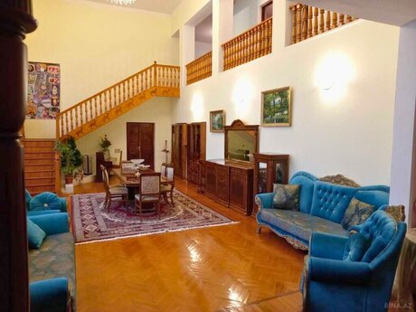 7 otaqlı həyət evi/bağ evi - Mərdəkan q. - 385 m²