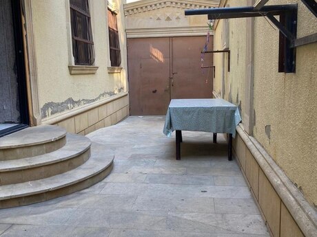 5 otaqlı həyət evi/bağ evi - 9-cu mikrorayon q. - 240 m²