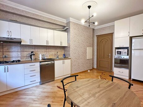 4 otaqlı yeni tikili - Şah İsmayıl Xətai m. - 200 m²