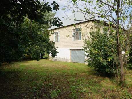 8 otaqlı həyət evi/bağ evi - Qax - 150 m²
