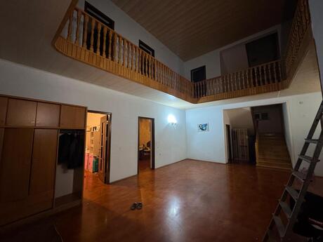 8 otaqlı həyət evi/bağ evi - Bakıxanov q. - 450 m²