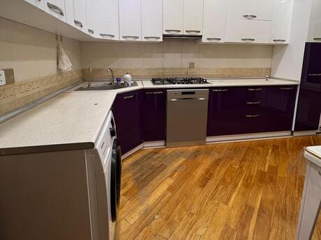 6 otaqlı həyət evi/bağ evi - Bakıxanov q. - 450 m²