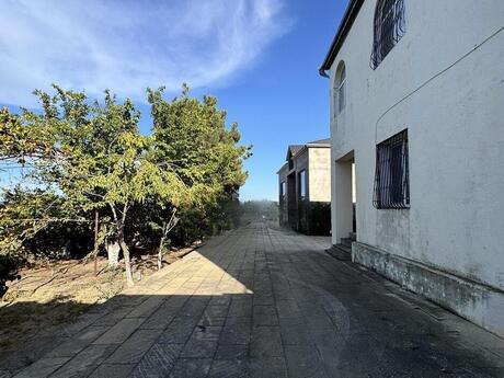 7 otaqlı həyət evi/bağ evi - Novxanı q. - 220 m²