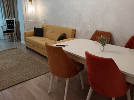 3 otaqlı köhnə tikili - İnşaatçılar m. - 80 m²