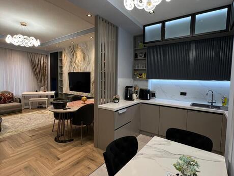 4 otaqlı yeni tikili - Ağ şəhər q. - 132 m²
